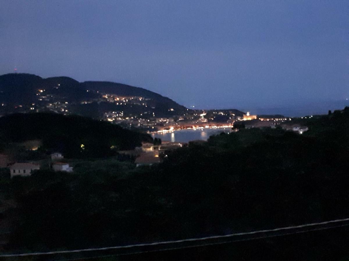 Casa Vacanze P&G. Colline, Mare, Relax La Spezia Bagian luar foto